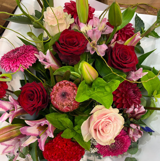 Premium Bouquet with Roses 🌹💐